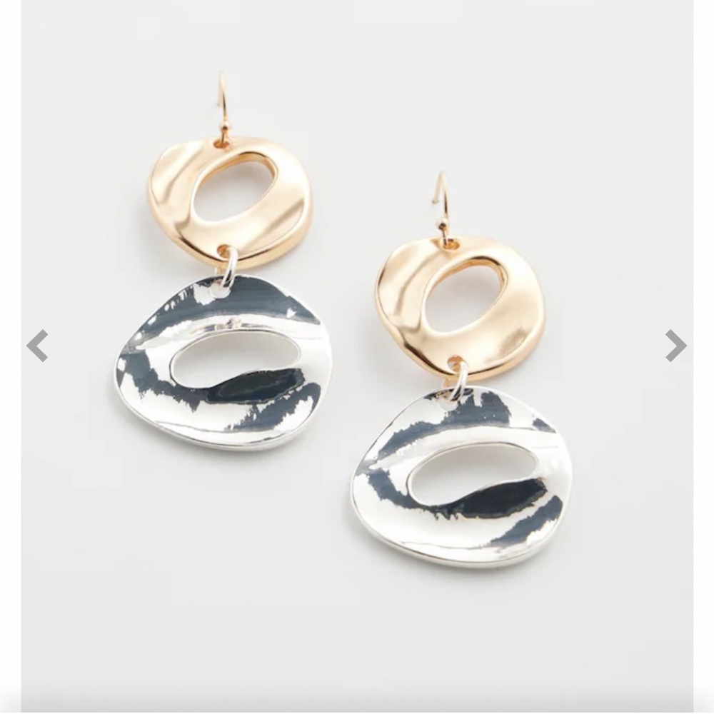 LOOKING FOR THIS ITEM. Please contact me if you are selling these earrings.